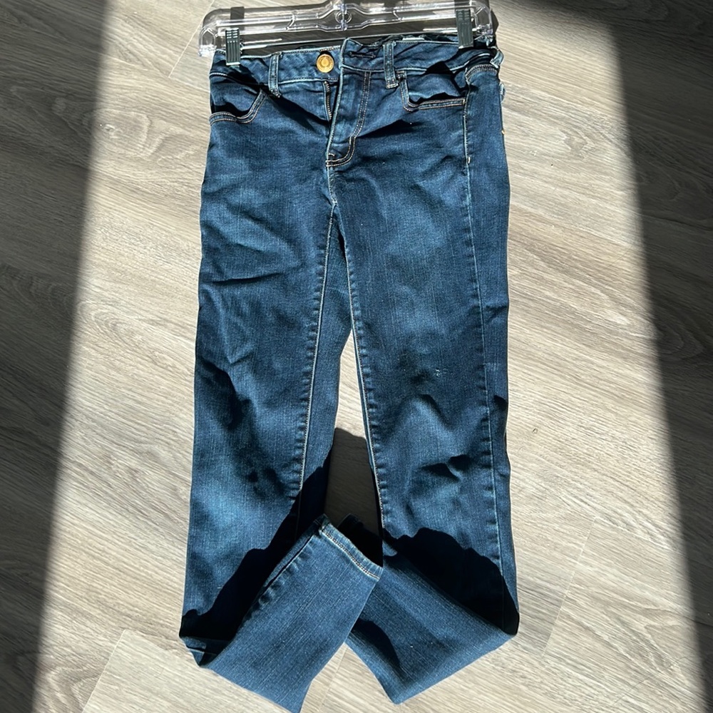 Dark wash super stretch American eagle jegging style jeans. Extra skinny